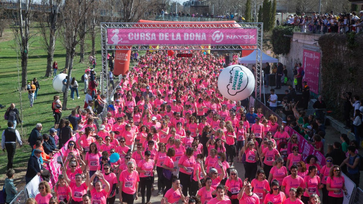 Un momento de la salida de la Cursa de la Dona Nayox, ayer en Lleida, que reunió a cerca de 2.000 personas en la canalización del Segre, en la novena edición de esta prueba.