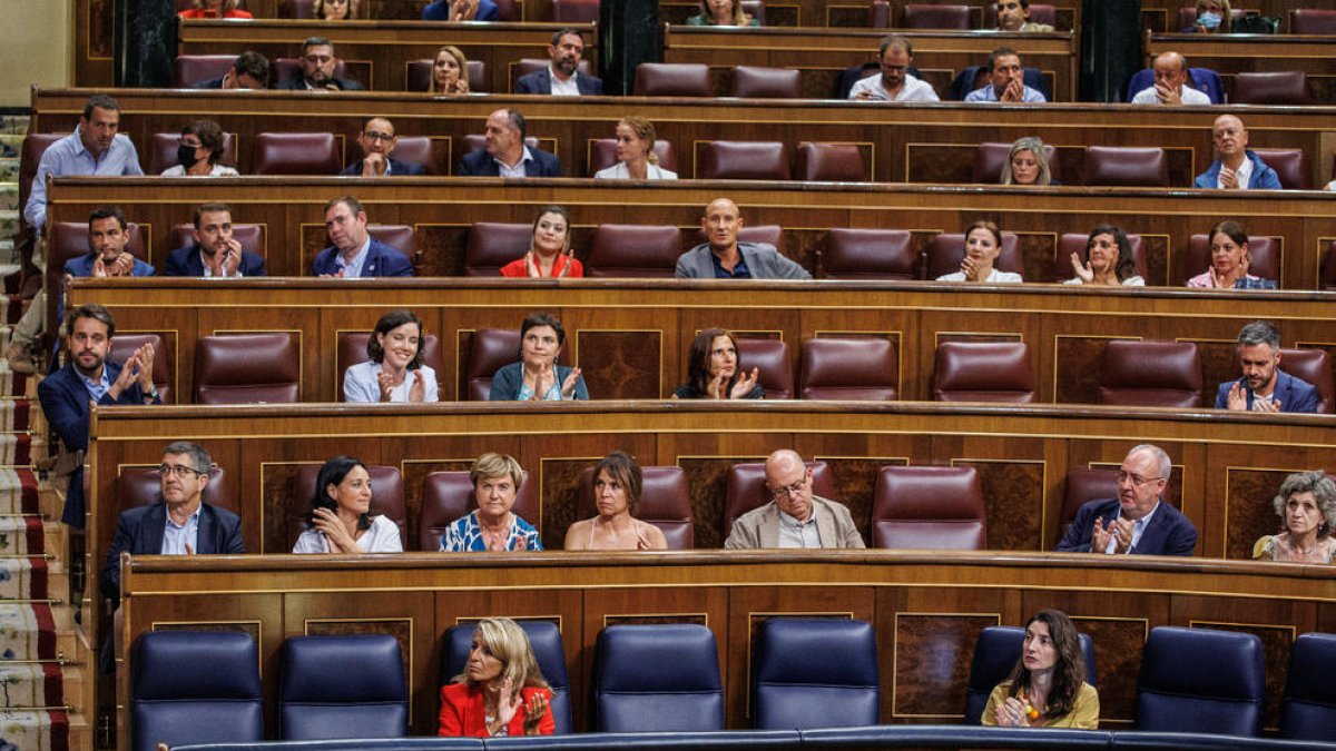 El Congreso abrió ayer el curso con el termostato a 27 grados y los diputados, con abanicos y sin corbata.
