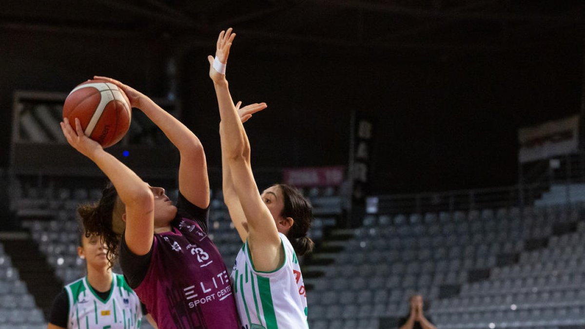 Silvia Lafuente intenta lanzar ante una jugadora de El Olivar.