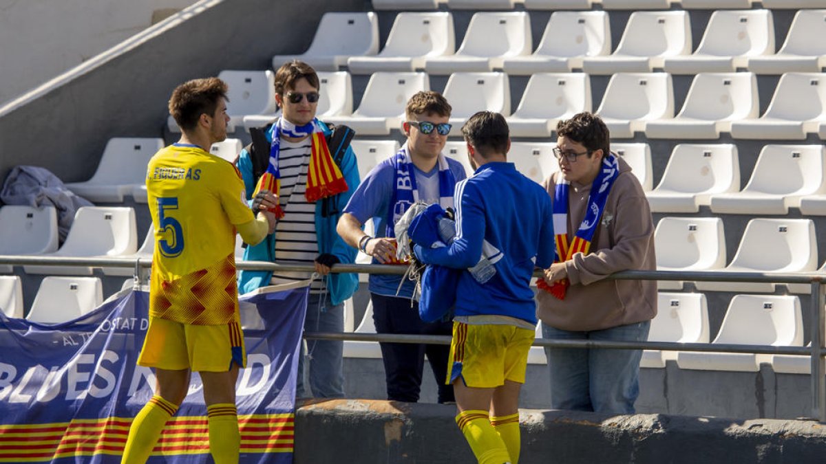 Els jugadors del Lleida es van atansar a saludar els tres aficionats blaus que es van desplaçar a Eivissa.