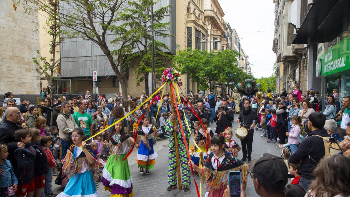 El Ball de Gitanes de Reus ayer durante su participación en el estreno del Seguici del Marraco que recorrió el centro de Lleida en el marco de la Festa Major. 