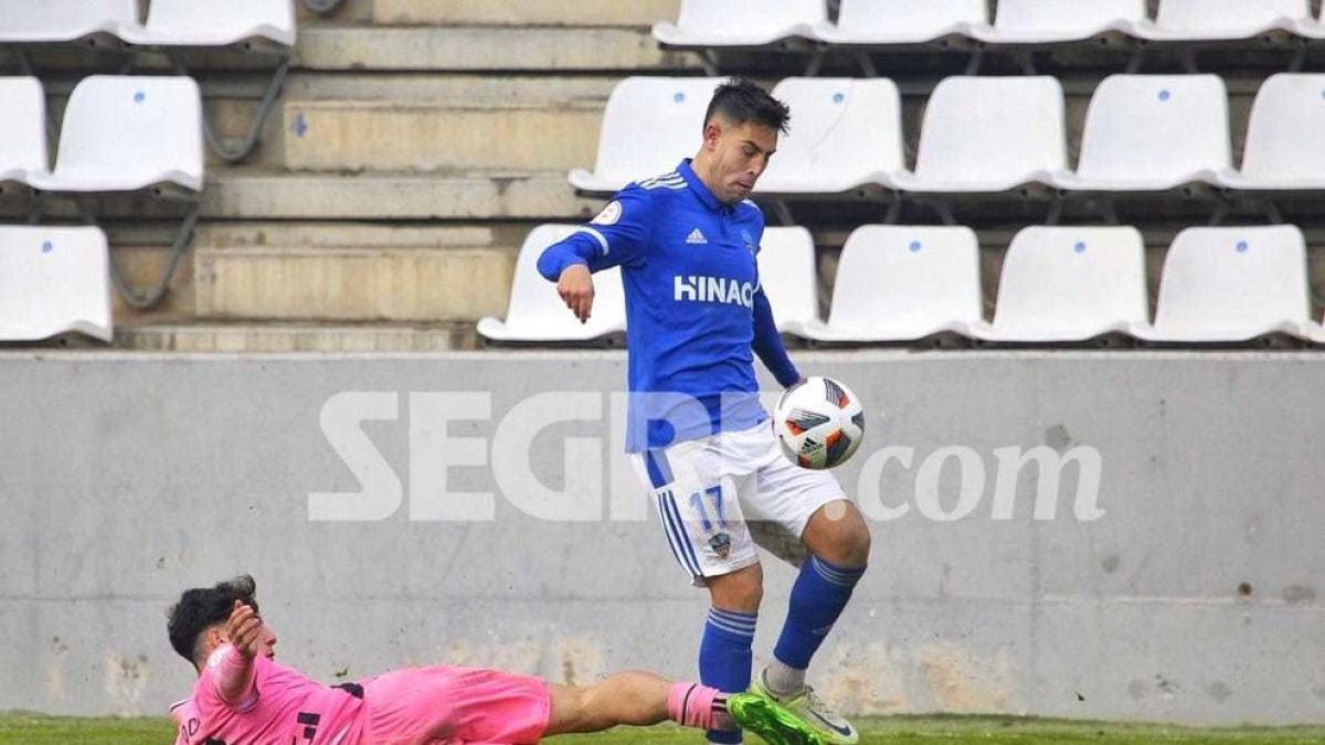 David López intenta superar a un defensa del Espanyol B.