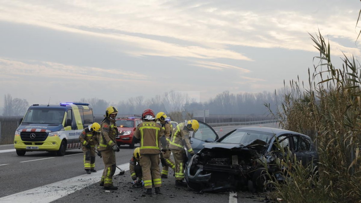 Los Bombers trabajando en el lugar del accidente.