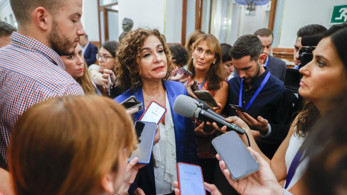 La ministra de Hacienda, María Jesús Montero, se dirige a medios de comunicación en los pasillos del Congreso donde se celebra la sesión de control este miércoles.