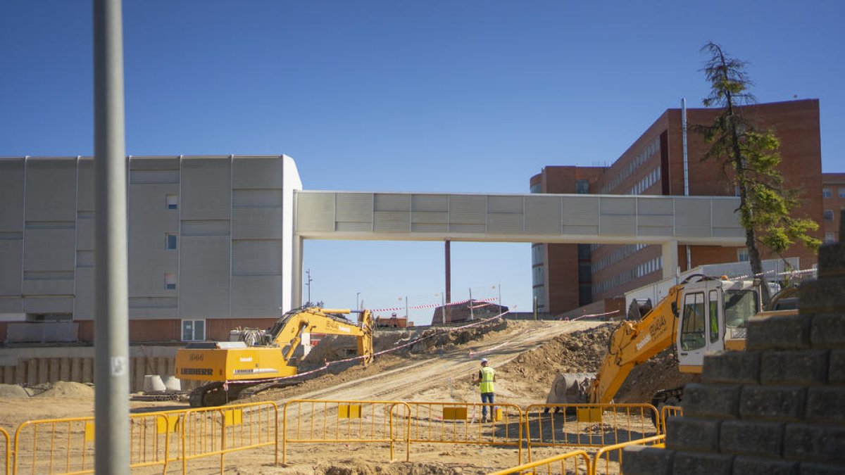Obras para la construcción del nuevo edificio de consultas en el hospital Arnau de Vilanova.