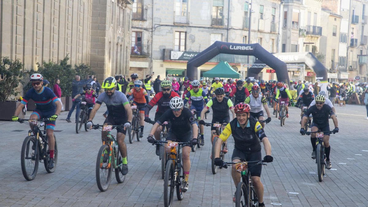 La salida de la marcha cicloturista de BTT tuvo lugar a la plaza Universitat a las 9.00 horas. 