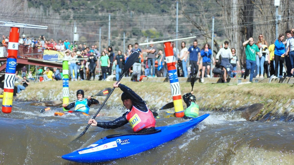 Numeroso público seguió las evoluciones de los palistas en el Parc del Segre de La Seu.