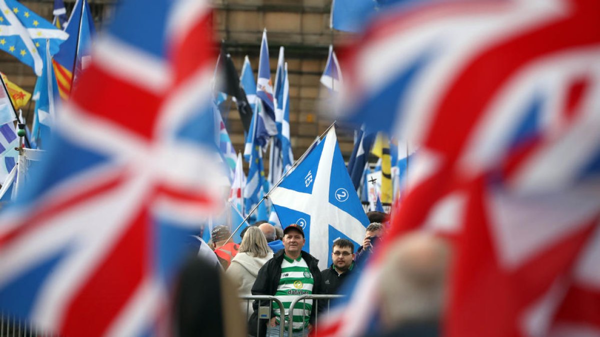  Partidaris i detractors de la independència d’Escòcia en un carrer de Glasgow.