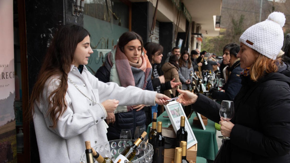 Los visitantes pudieron tanto degustar como comprar vinos.