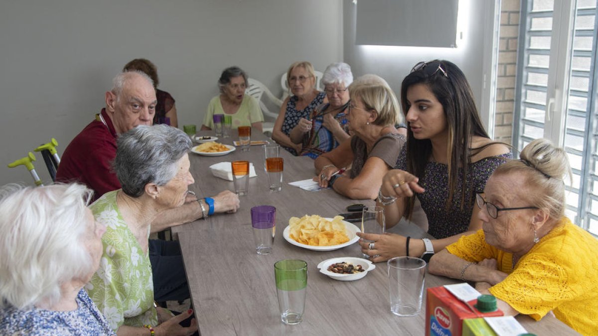 Los usuarios del proyecto piloto, en un taller de cócteles ayer al mediodía en el local social de Altet. 