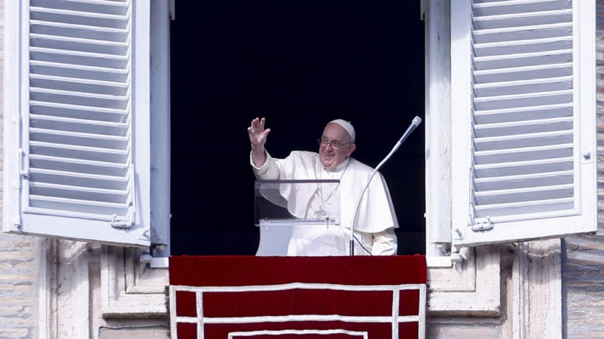 El papa, ahir al finalitzar l’àngelus dominical al Vaticà.