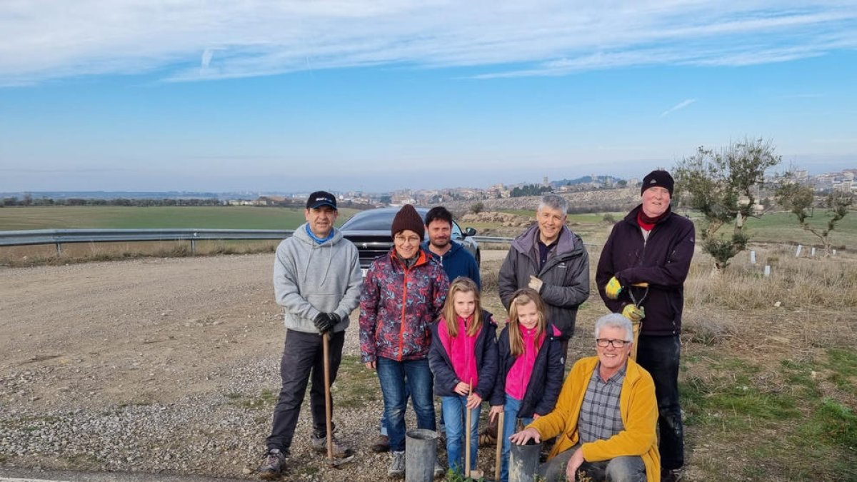 Voluntarios que trabajaron ayer para reforestar el entorno del Segarra-Garrigues en Tàrrega.