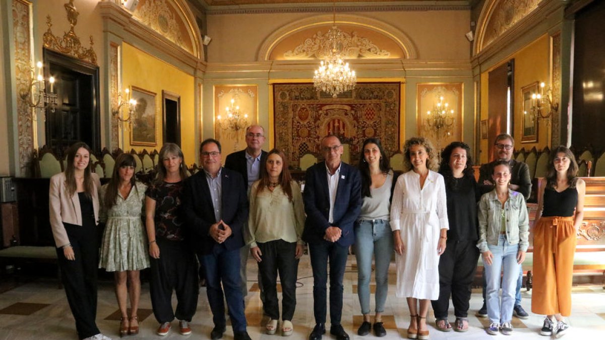 L'alcalde de Lleida, Miquel Pueyo, amb el secretari de Treball, Enric Vinaixa; la regidora Marta Gispert, i representants d'entitats i tècniques de la Descomunal