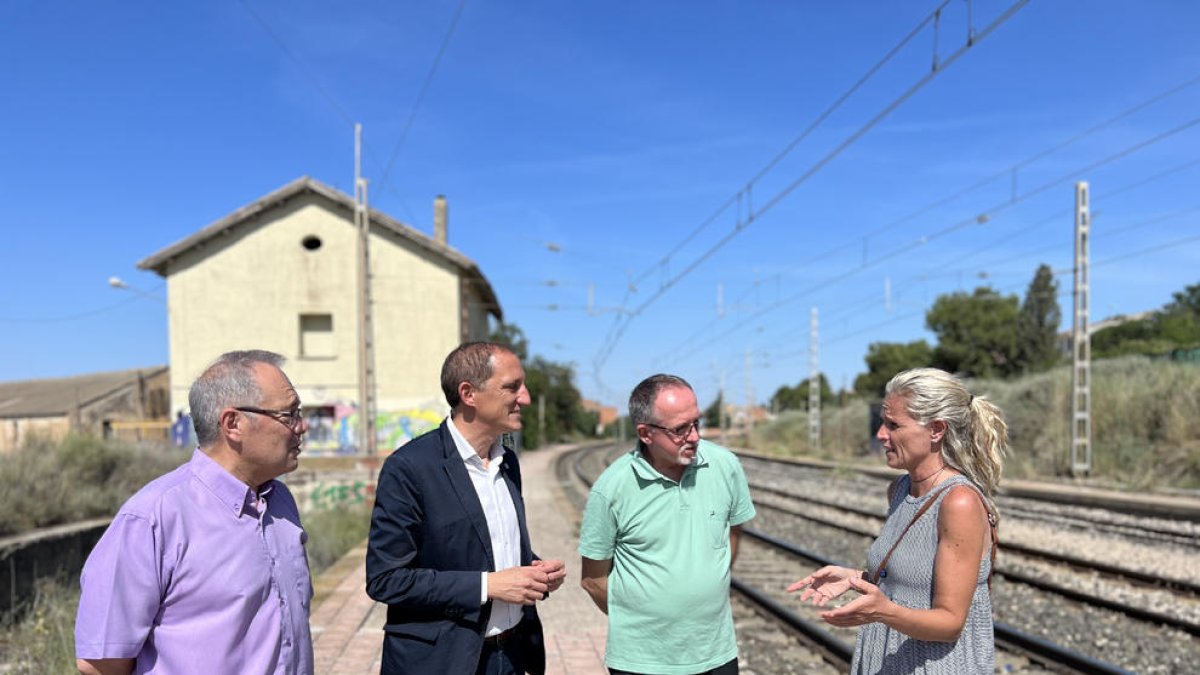 Mínguez, a la derecha en la estación de Almacelles. 