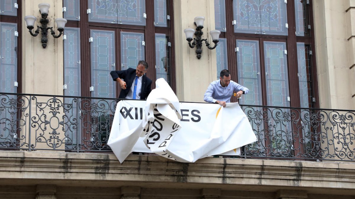 Pancartes i llaços de posar i treure