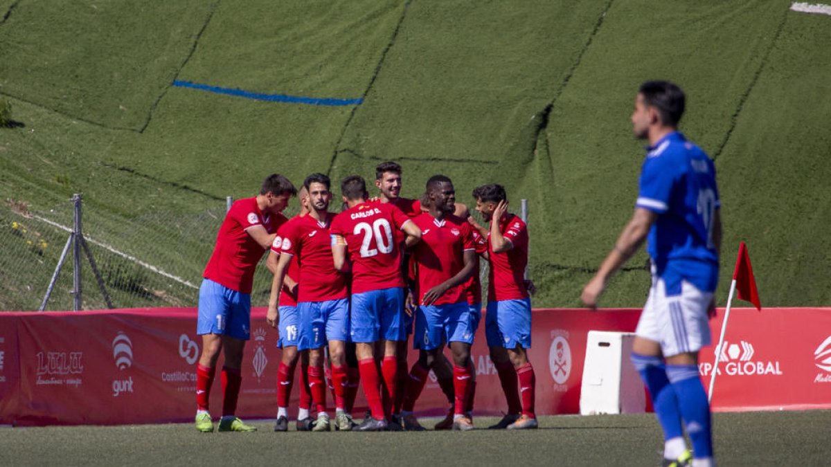 Una vintena d’aficionats lleidatans van viatjar al partit i van consolar els jugadors després de la derrota.