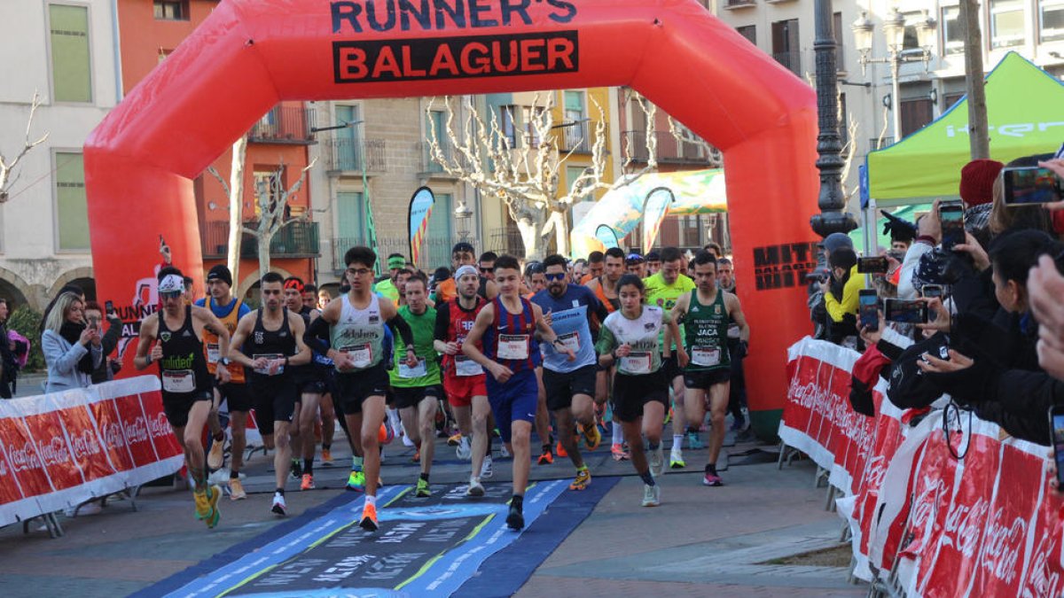 Imatge de la sortida de la Mitja Marató de Balaguer, a la plaça Mercadal de la ciutat.