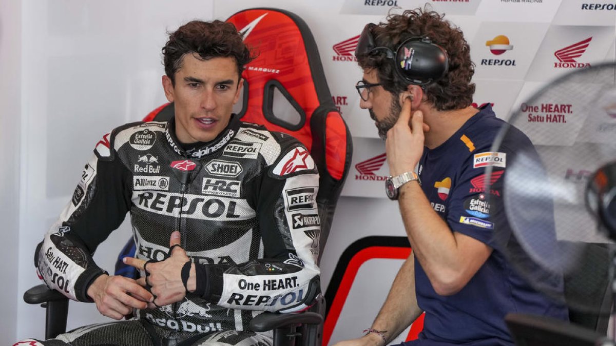 Marc Márquez, ayer en box de Honda, hablando con uno de los técnicos del equipo.