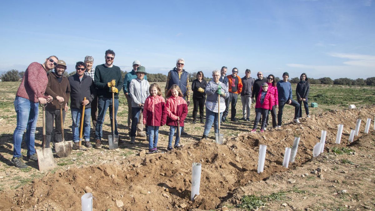 Foto de grup dels participants en la ‘construcció’ del marge vegetal.