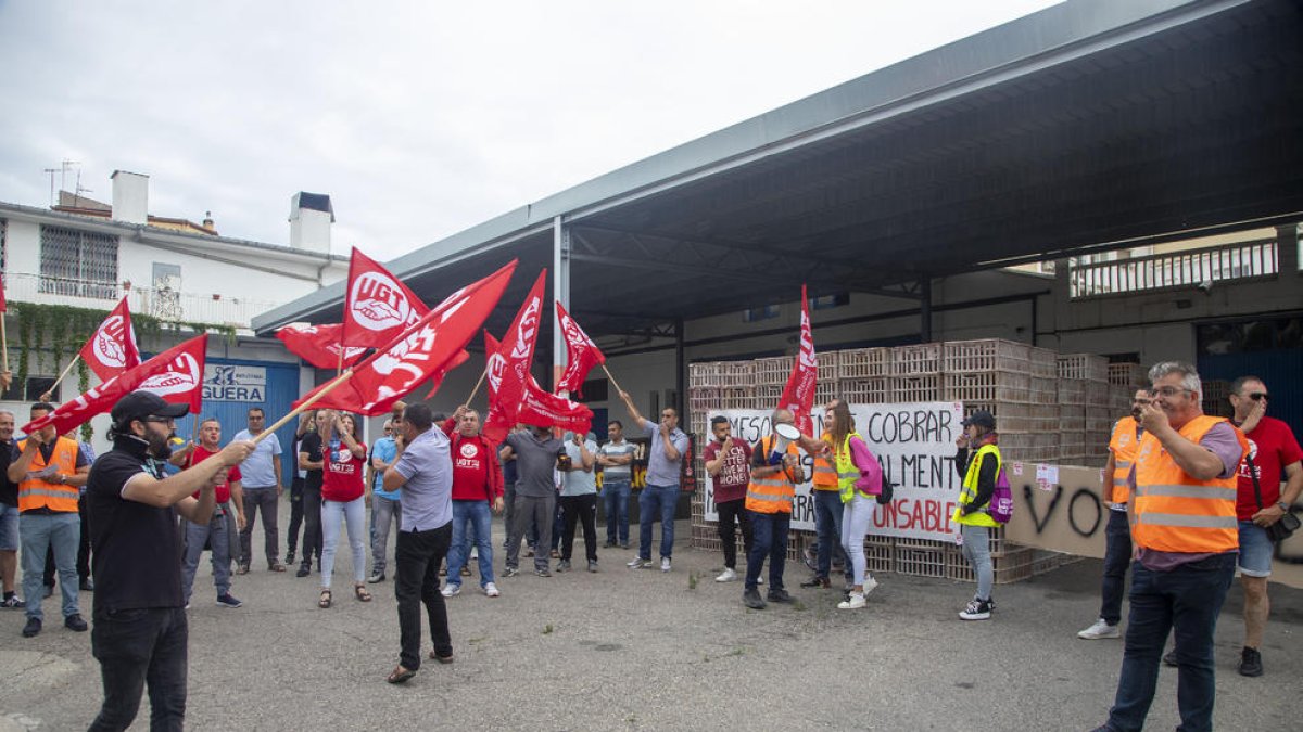 La plantilla es va concentrar davant l’escorxador, a Agramunt.