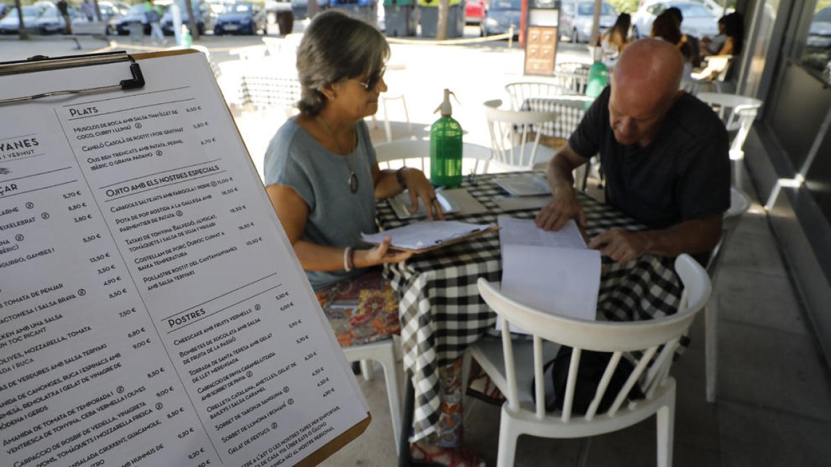 Dos clientes miran la carta de precios del restaurante Cantamanyanes de Cappont, ayer al mediodía. 