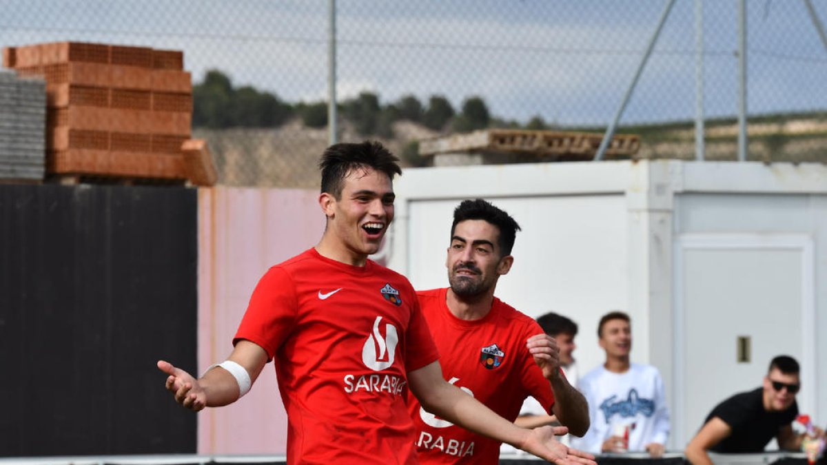 Àlex Gutiérrez celebra el segundo tanto de los leridanos.