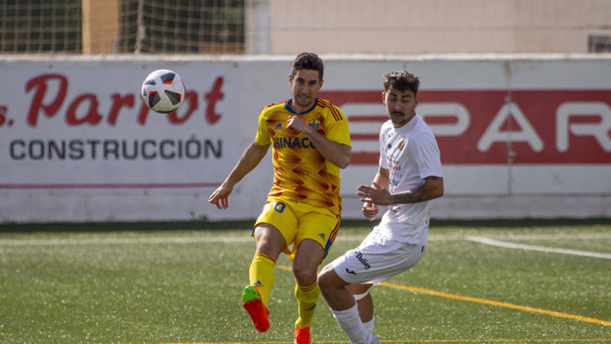 Joan Campins debutó ayer con el Lleida, partiendo en el once inicial como central por la derecha.