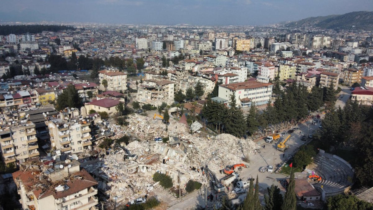 Edificios destruidos por el terremoto en Antakya, Turquía.