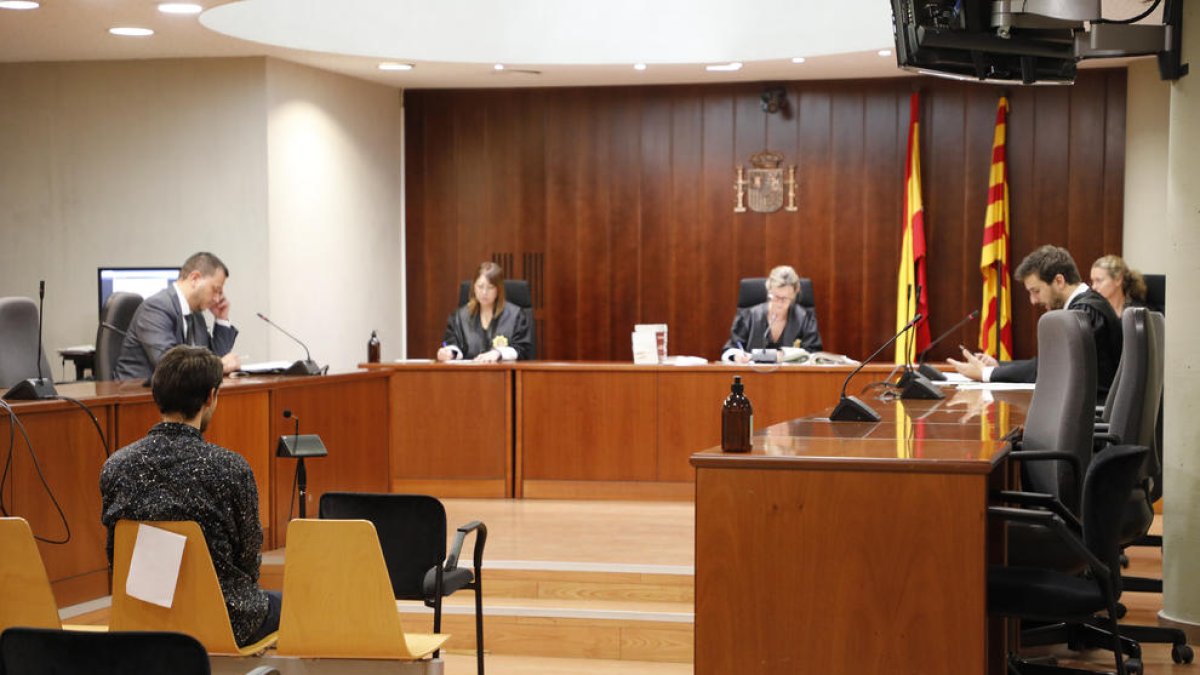 El condenado por abusar de su hermanastra, ayer durante la vista en la Audiencia de Lleida. 