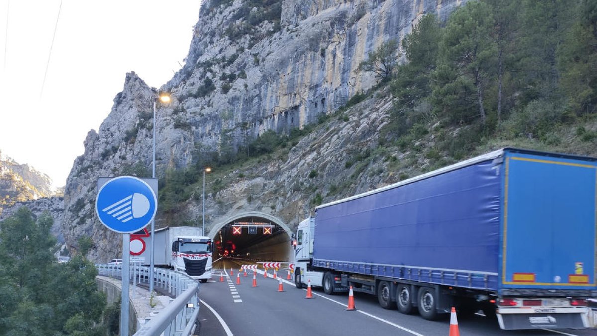 El cierre del túnel de Tresponts obligó a desviar el tráfico por la antigua carretera.