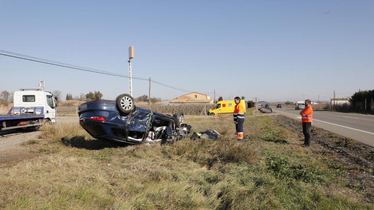 Dos persones van resultar ferides greus ahir al matí en un accident a la C-12 a Lleida.