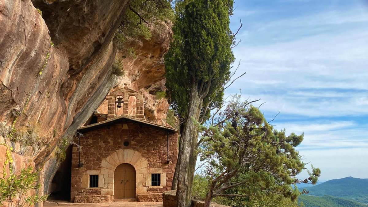 L'ermita de Sant Roc és del segle XVI i es troba sortint de Prades.