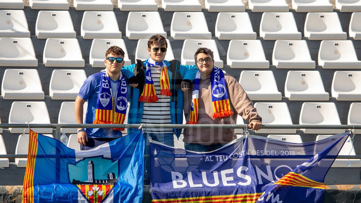 Tres aficionats del Lleida Esportiu acompanyen l'equip a Eivissa