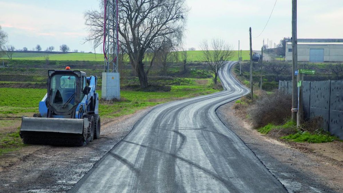 Trabajos de pavimentación en uno de los caminos. 