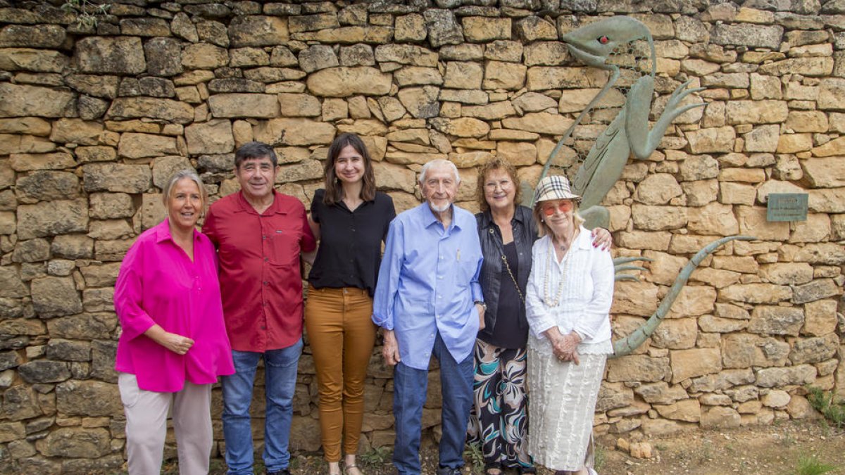 Vallverdú i la seua dona, ahir amb Carme Vidalhuguet i la família Jové al costat de Llanga a l’era del Guino.