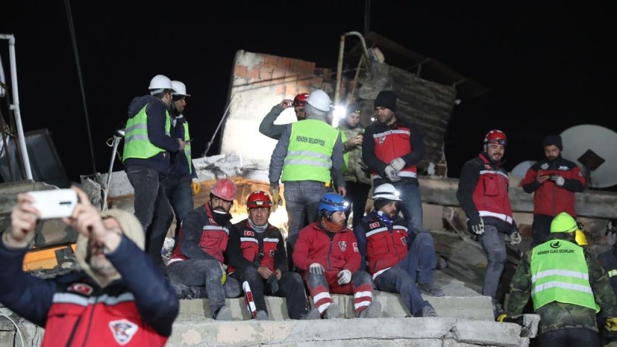 Los servicios de emergencia turcos tras un rescate.