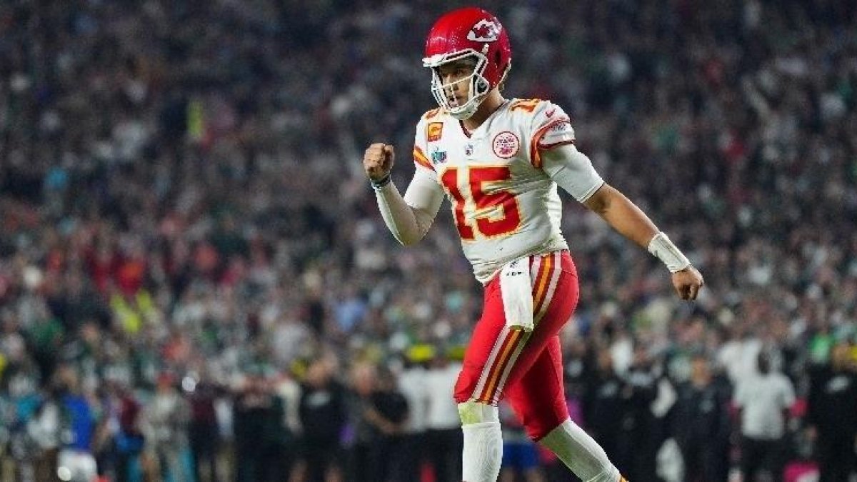 Patrick Mahomes celebra una jugada durante la LVII Super Bowl entre los Kansas City Chiefs y Philadelphia Eagles.