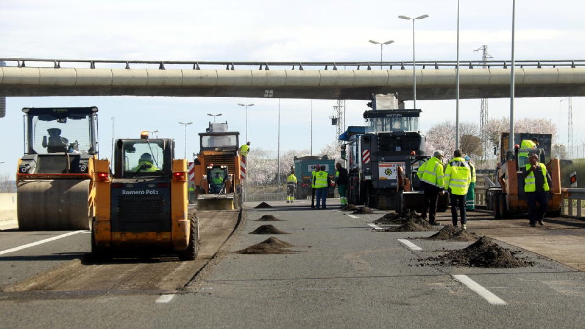 Máquinas trabajando en la mejora del firme de la A-2 en Cervera en sentido Barcelona