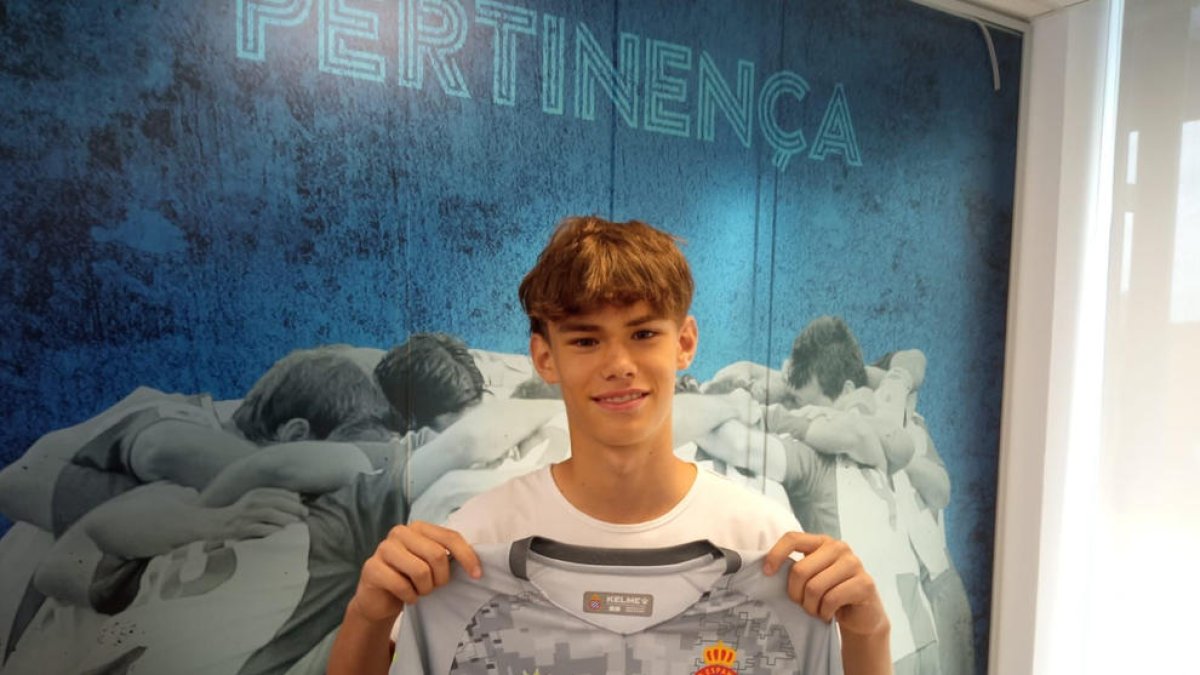 Iker Del Jesús posa con la camiseta del Espanyol.