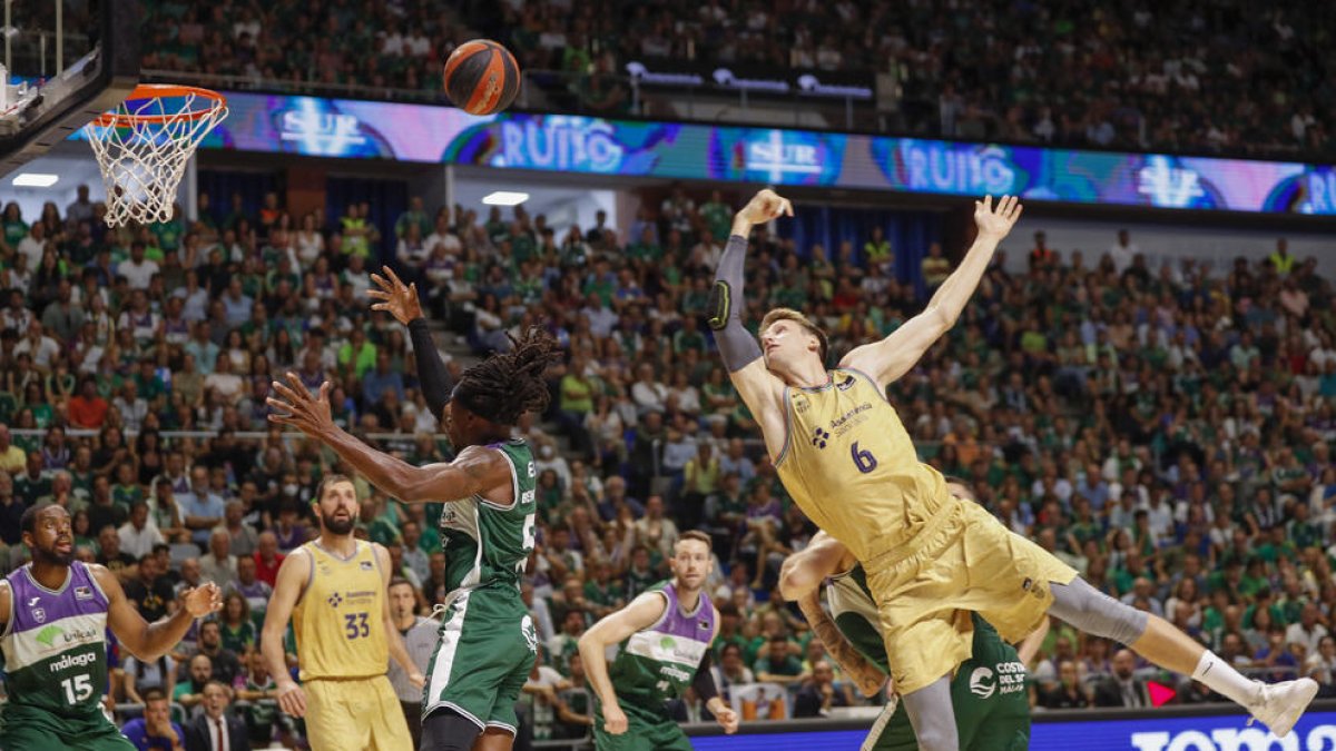 Vesely disputa un rebote ante Osetkowski.