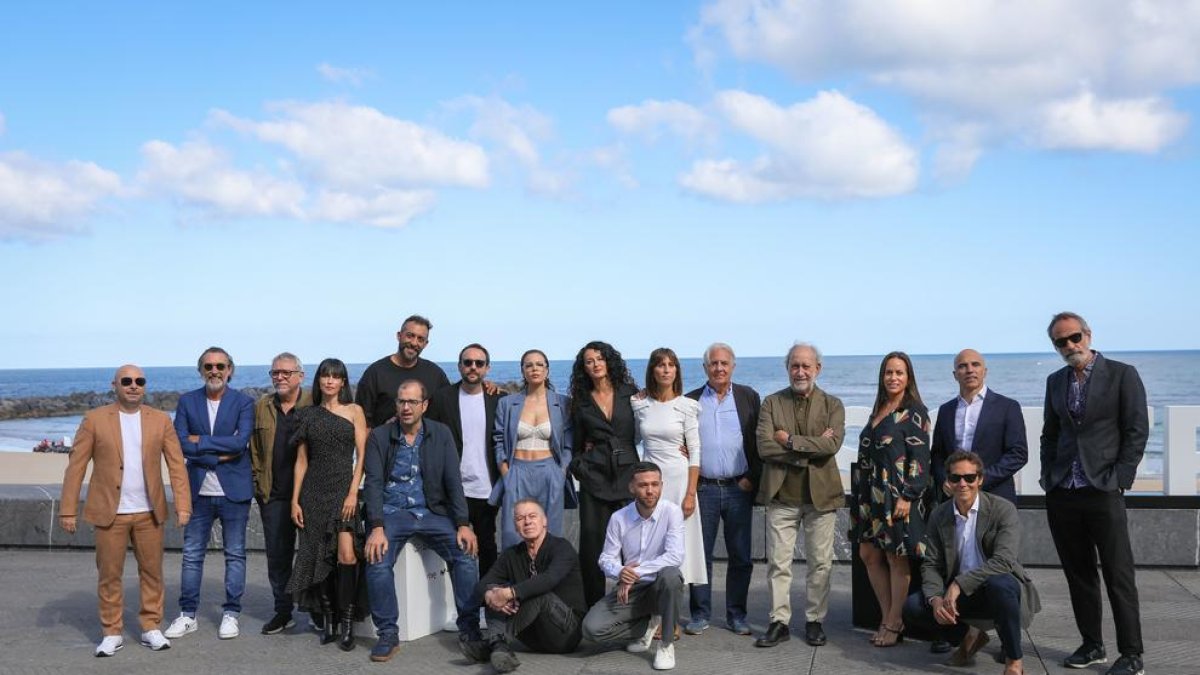 Los actores y el equipo técnico, en la presentación de la serie ‘La novia gitana’ ayer, en San Sebastián.