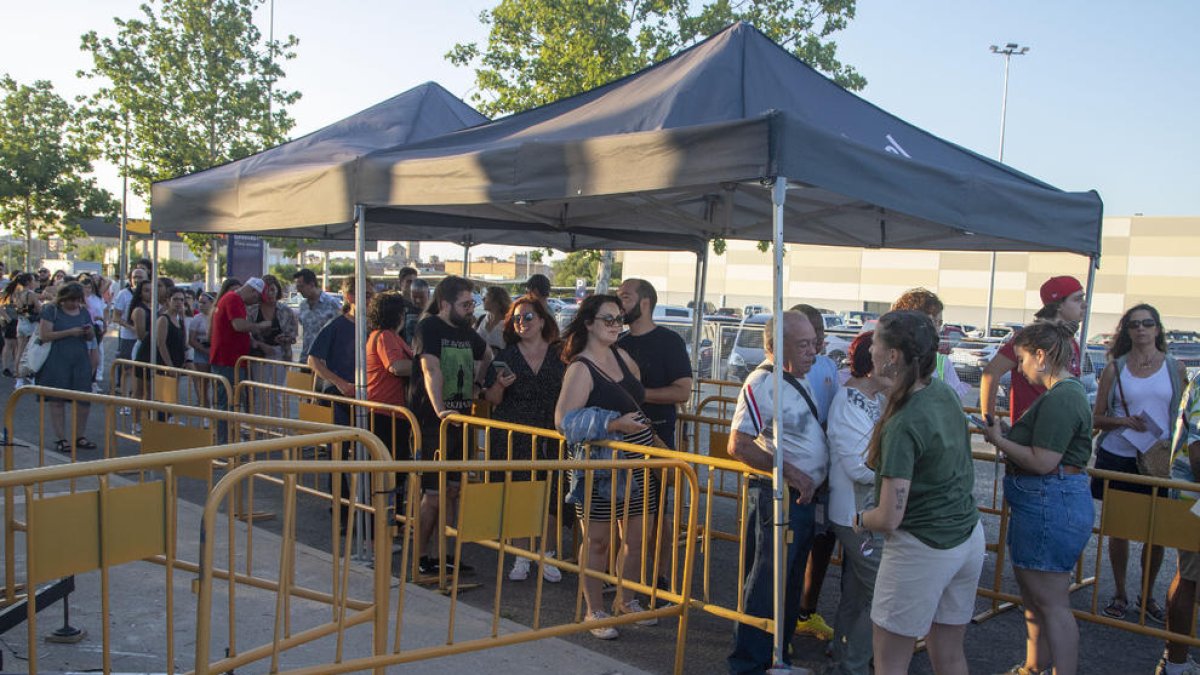 El cámping de Tàrrega registró ayer largas colas desde las ocho de la tarde para acceder al festival.