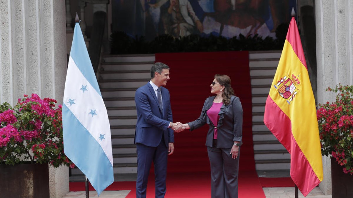 Sánchez, ayer junto a la presidenta de Honduras, Xiomara Castro.