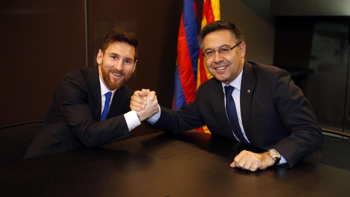 Leo Messi y Josep Maria Bartomeu, en la firma de renovación del contrato en 2017.