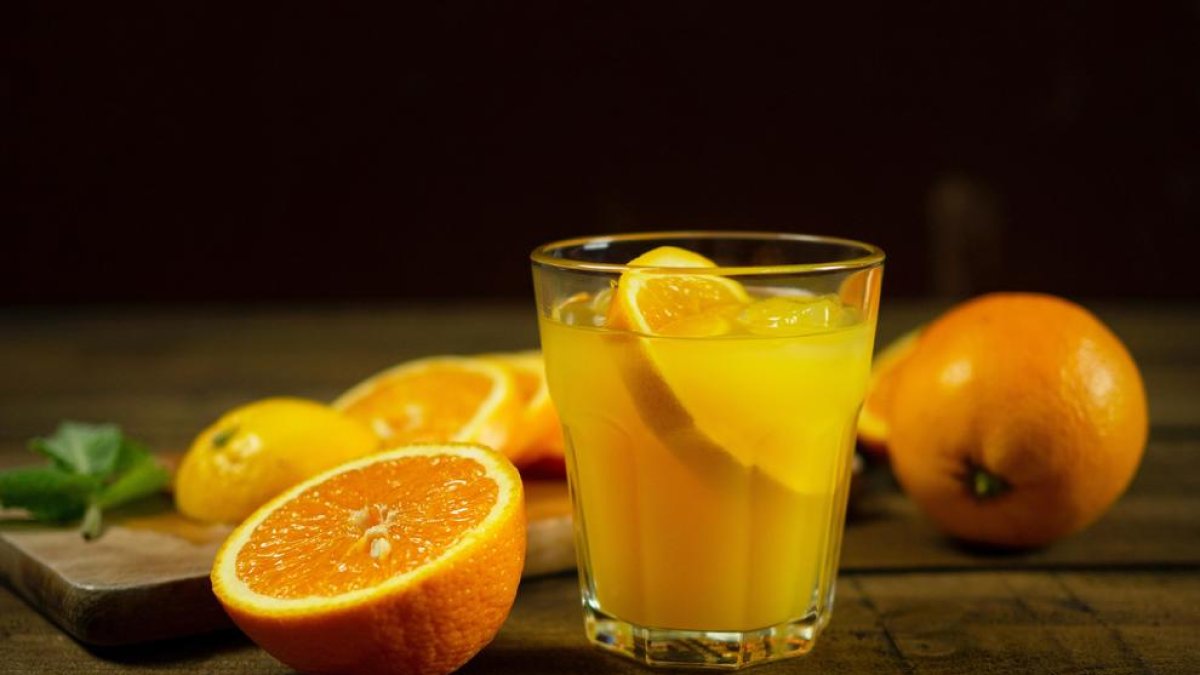 Un vas de suc de taronja.