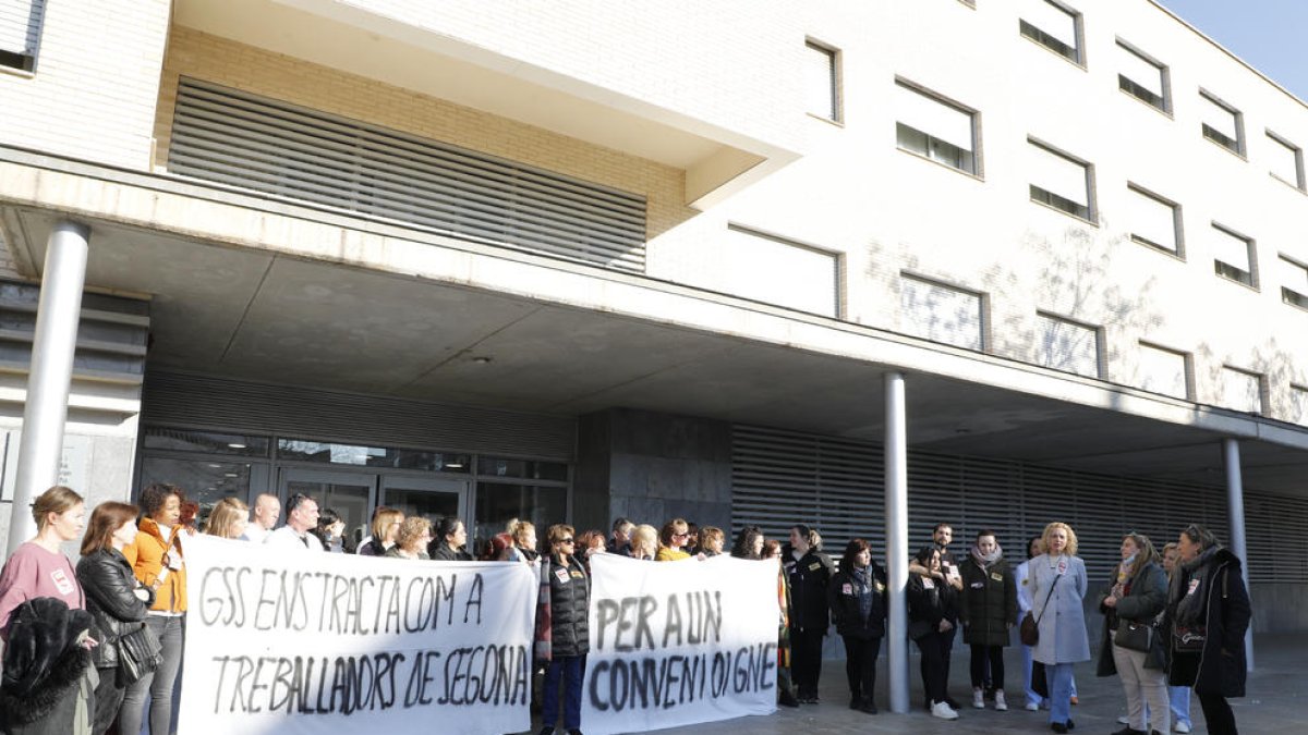 Concentración de una cuarentena de trabajadores de las residencias, ayer en la puerta de Balàfia 1.