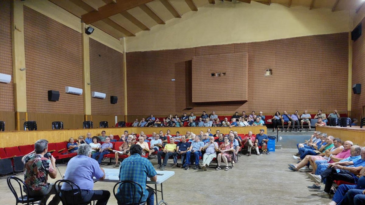 La reunió de regants feta dimarts a Castelldans a la qual van assistir més de 125 persones.