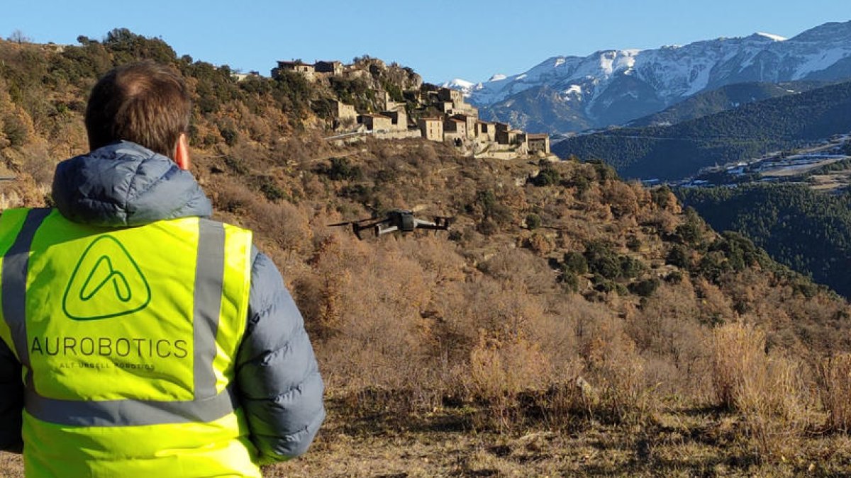 Marc Llovera operando uno de los drones de Aurobotics. 