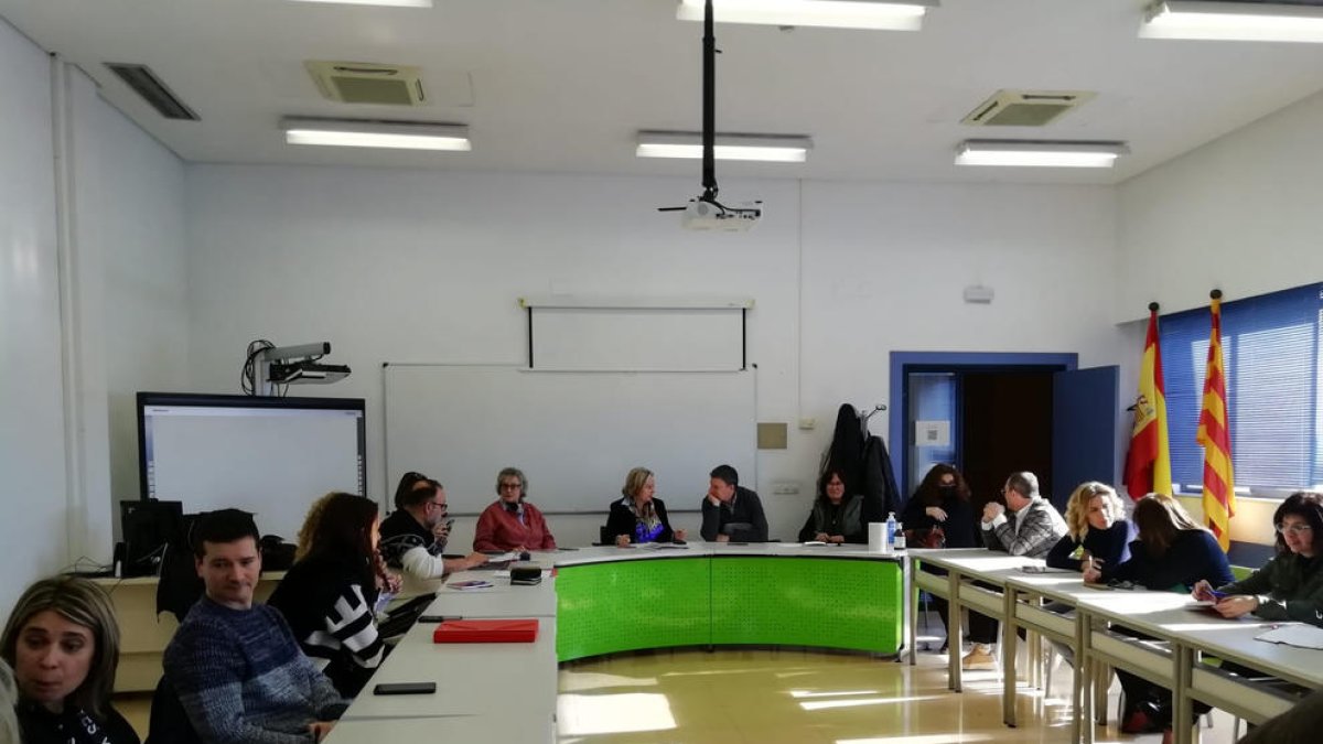 Imagen de la constitución de la mesa negociadora del convenio del comercio de Lleida, ayer. 