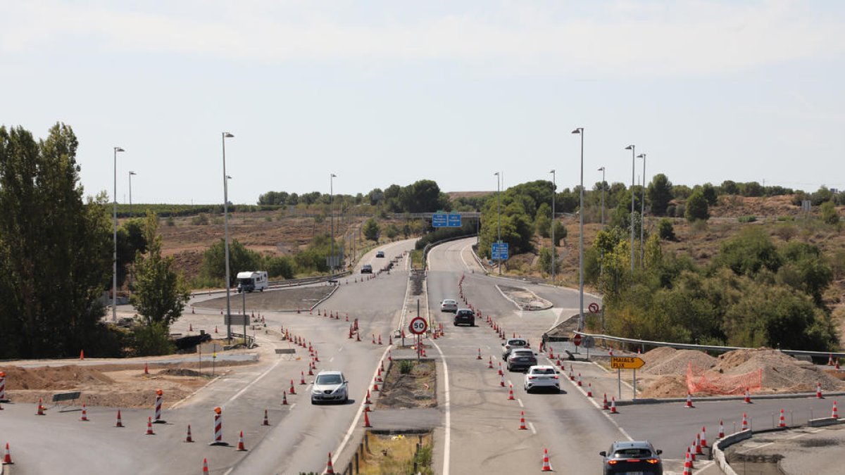 Obras en el peaje de Lleida para construir una rotonda que mejorará la conectividad con el Eix de l’Ebre. 